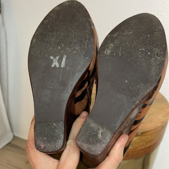 BAKERS Tiger stripe wedge ankle booties. Hidden platform. Size 9. - Picture 8 of 9